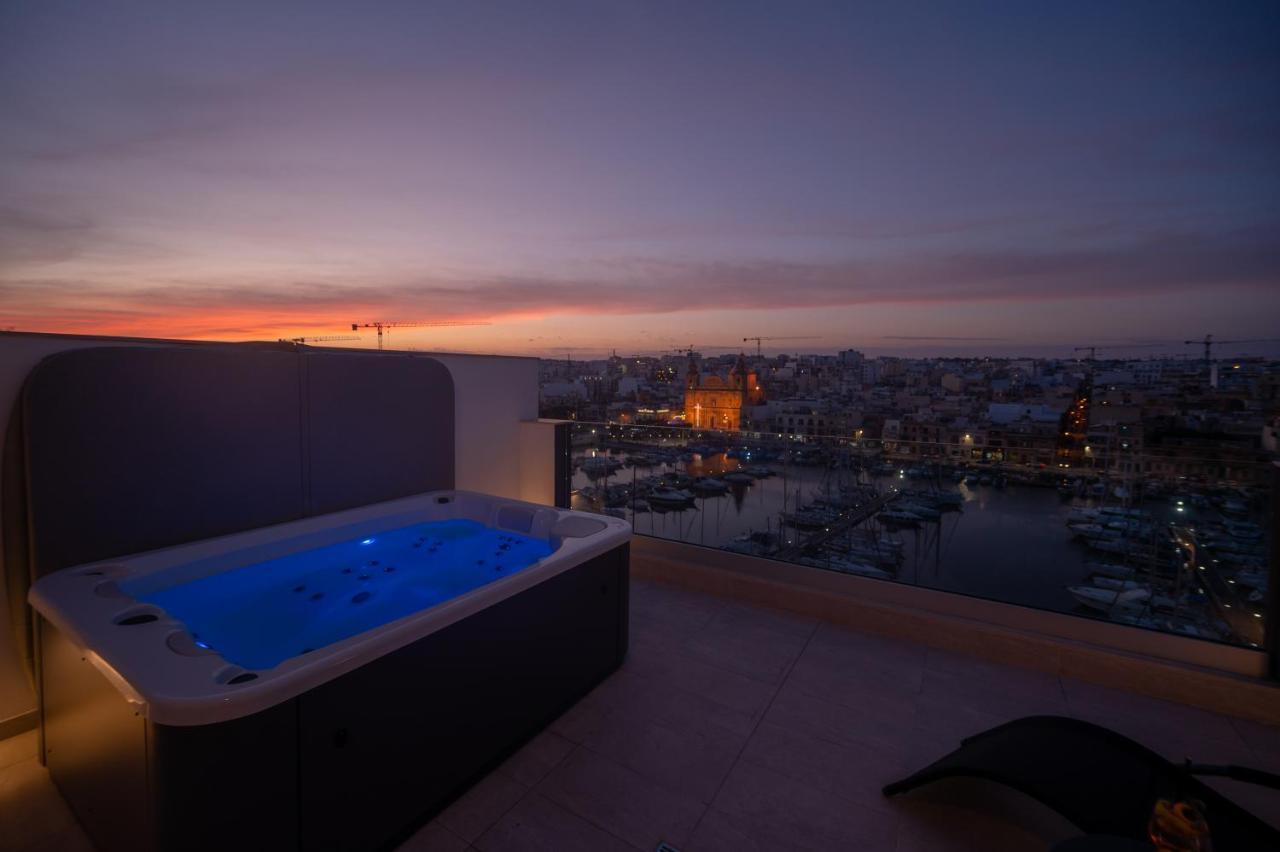 The Address Seafront Suites With Hot Tub Pieta Exterior photo