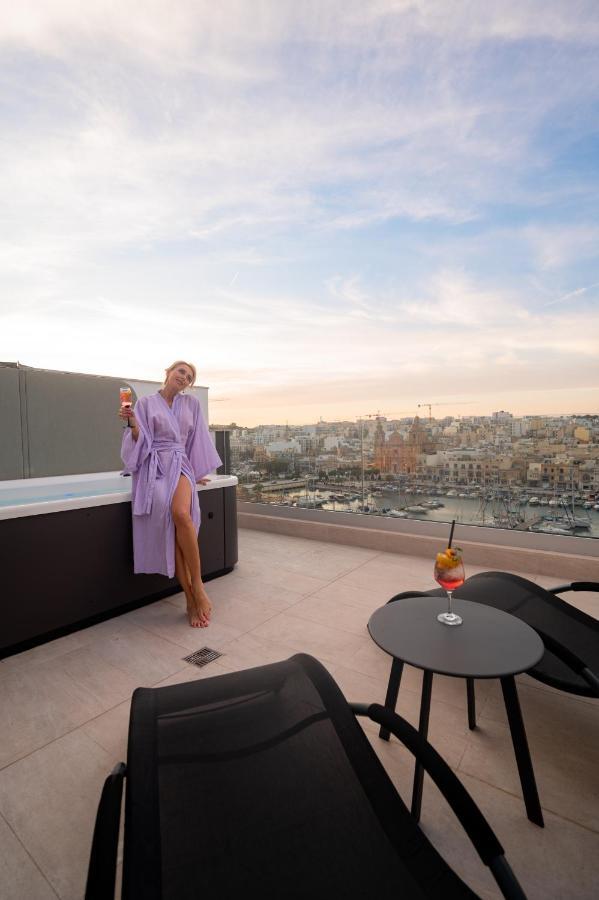 The Address Seafront Suites With Hot Tub Pieta Exterior photo