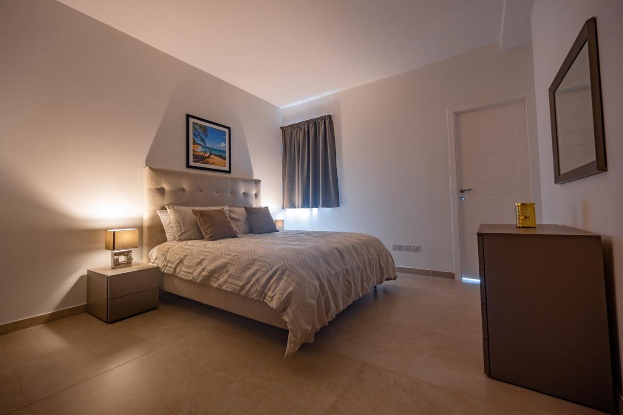 The Address Seafront Suites With Hot Tub Pieta Exterior photo